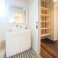 アクセントタイルが映える白いシンプル洗面