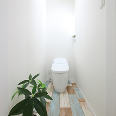 ビンテージ調のフロアを使用した爽やかな雰囲気のトイレ