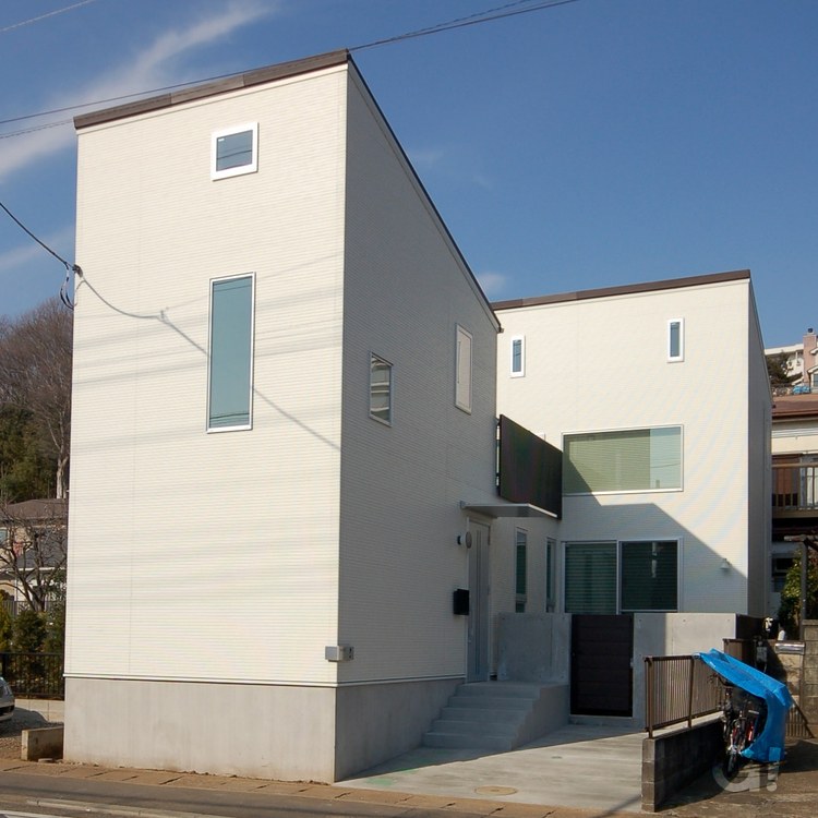 青空に映えるシンプルな白い家