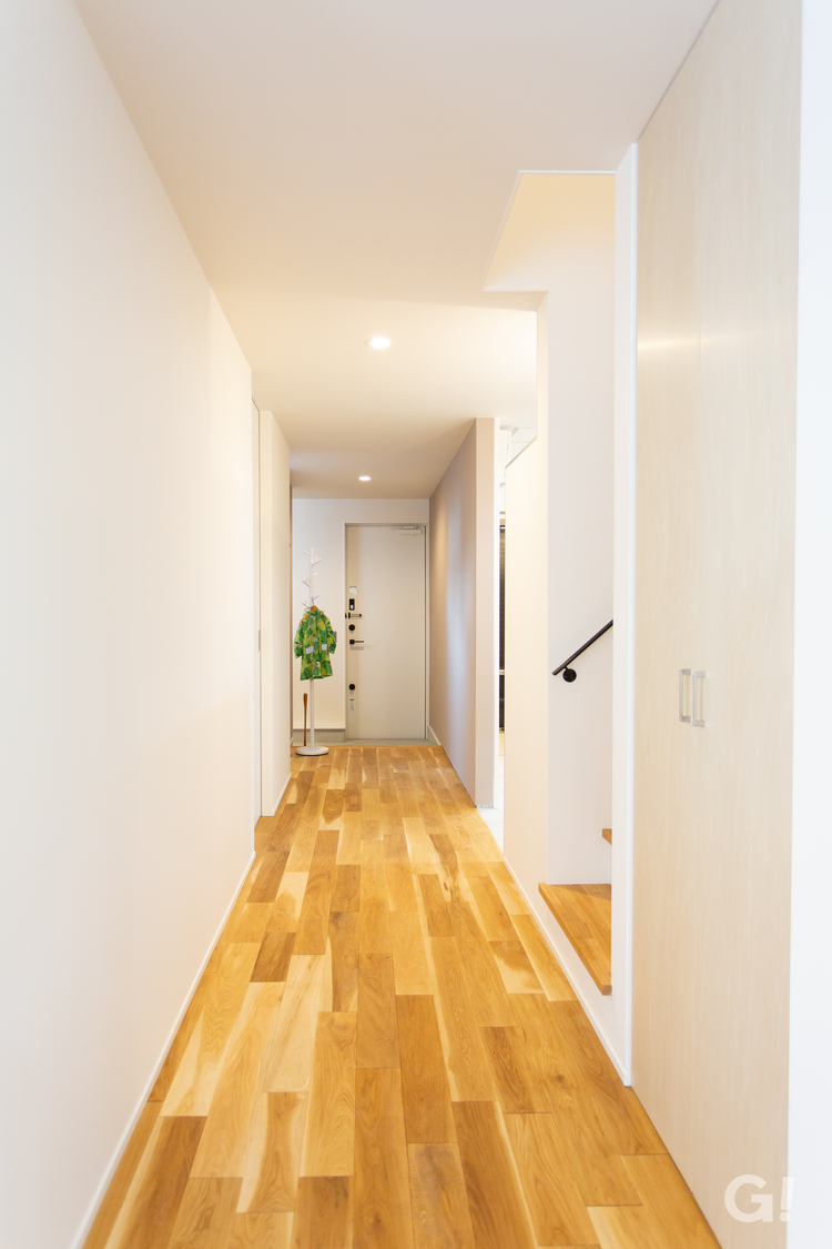 無垢フローリング　玄関から続く廊下　明るい　二世帯住宅　SAKURAIデザイン