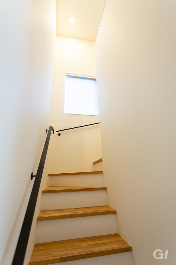 明るい階段　家で階段上り下りで運動不足解消　窓がある階段　(株)櫻井建設