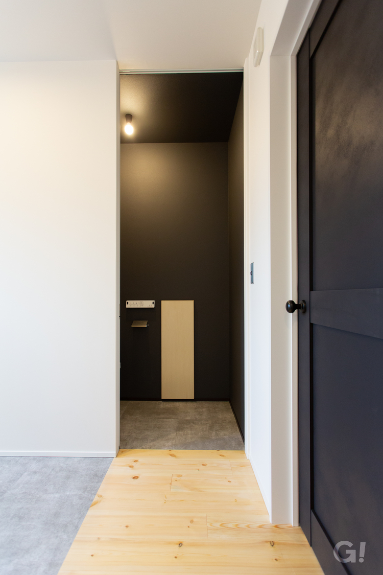 黒色の扉、カッコいい　引き締まる色具合　二世帯住宅　（株）櫻井建設