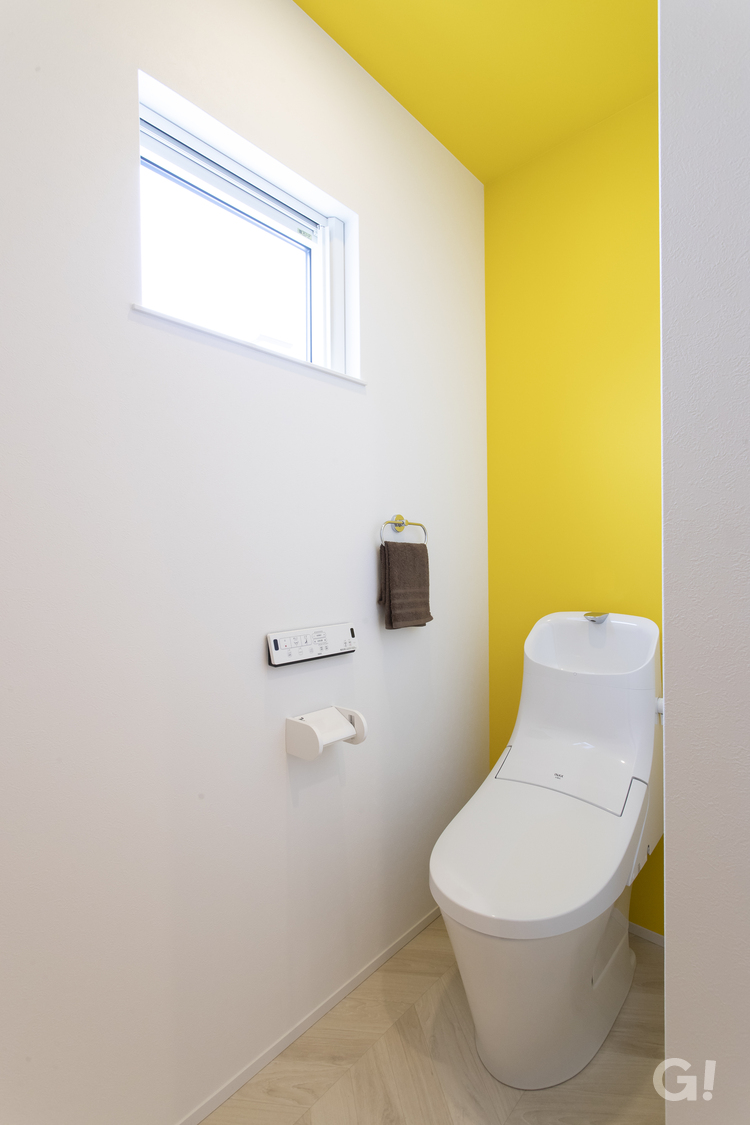 1階のトイレとは打って変わって2階トイレは黄色で明るい壁紙で2度楽しい