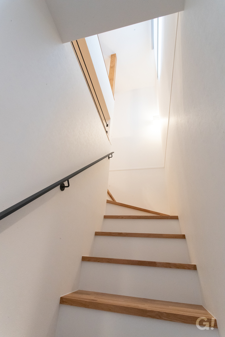 フリースペースの2階へ続く階段　水害時は2階に避難できる安心スペース