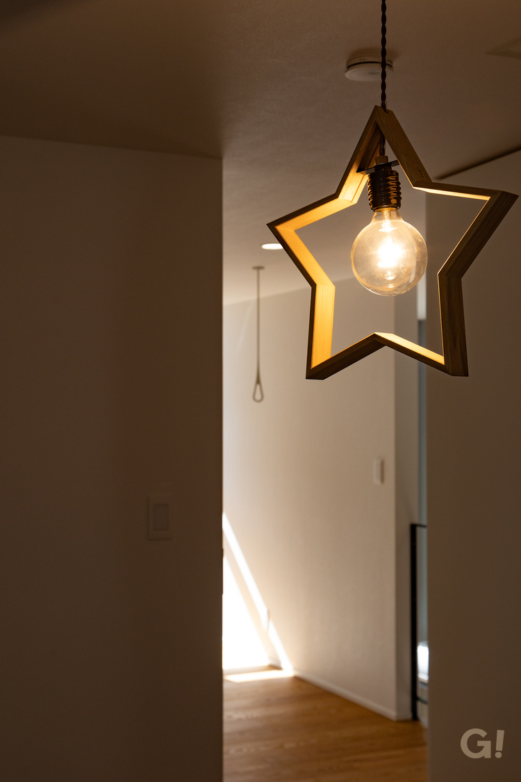 tripトリップだからできる注文住宅と規格住宅のハイブリッド　子供部屋の星形ペンダントライト