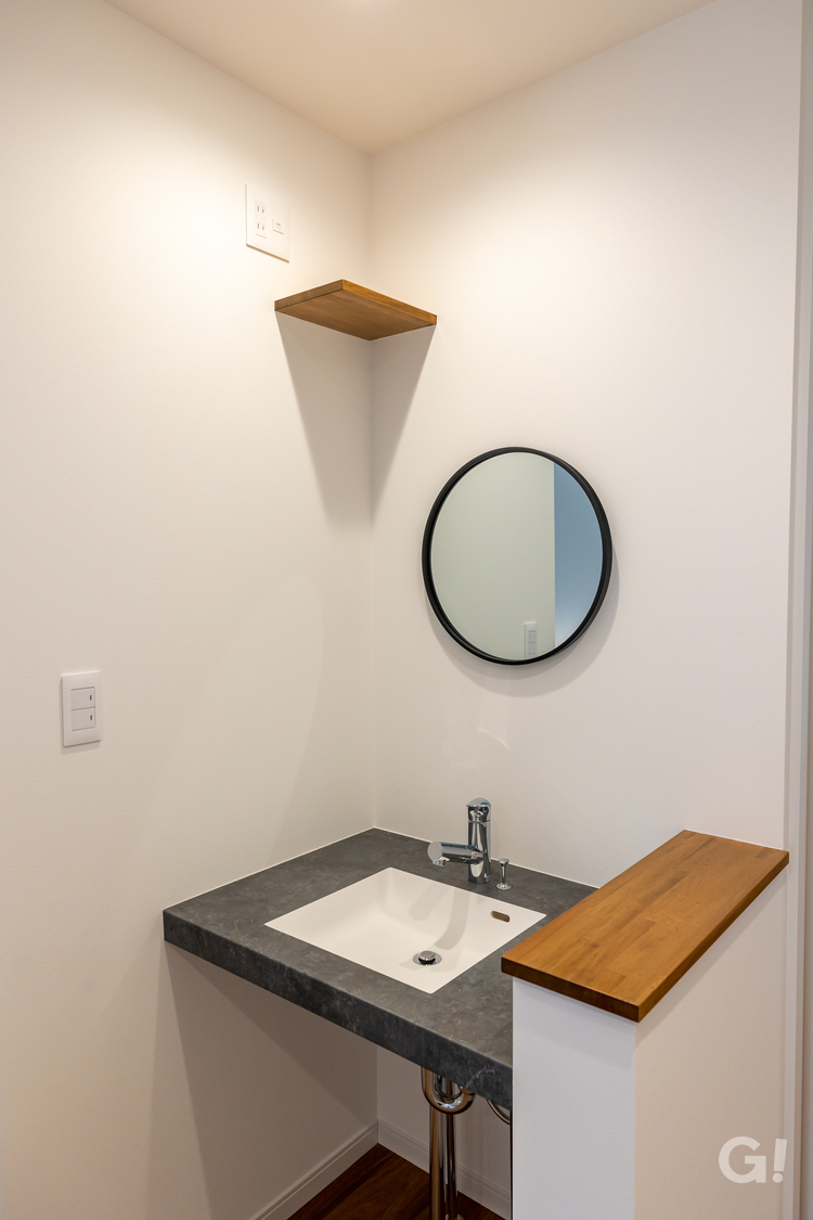2階にある洗面台　丸い鏡がかわいい　BDACスタイル 　著名建築士とつくる家　要望も反映されます