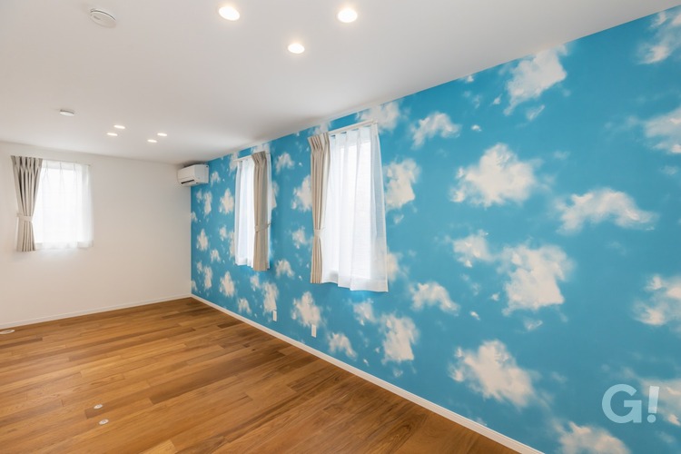 子供部屋は青空の壁紙　開放的な気分になります　元気いっぱいな子供が使うお部屋　ビーダックスタイルの家