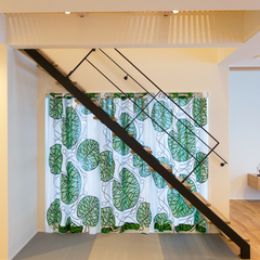 上からの光　すのこ廊下だから光を取り入れられる　マリメッコカーテン　(株)櫻井建設