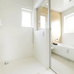 明るい浴室　脱衣場から浴室が見えるよ　開放的な浴室　洗濯物も干せます　（株）櫻井建設