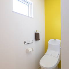 1階のトイレとは打って変わって2階トイレは黄色で明るい壁紙で2度楽しい