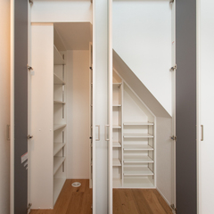 玄関を開けると広々収納　階段下の収納　ヘルシーライフハウス