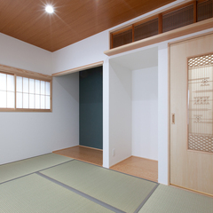 お施主様特製のドア　和室にぴったり合ってますね　思いのこもった和室　株式会社櫻井建設