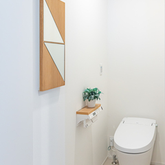 トレッティオバロのトイレ　タンクレストイレ　鏡が付いた隠せる収納　すっきり広く使えます　未来基準の家
