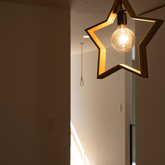 tripトリップだからできる注文住宅と規格住宅のハイブリッド　子供部屋の星形ペンダントライト