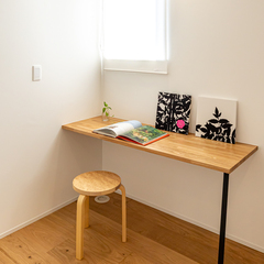 TRETTIO VALOのデスクワークスペース　リビングに個のスペースも　いい感じに作業が進みます