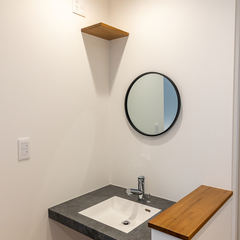 2階にある洗面台　丸い鏡がかわいい　BDACスタイル 　著名建築士とつくる家　要望も反映されます