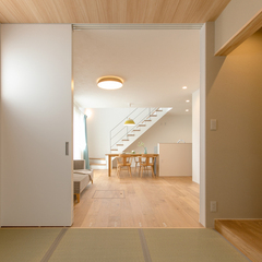 和室のある家づくり　リビングにつながる和室　落ち着く空間づくり　サクライデザイン