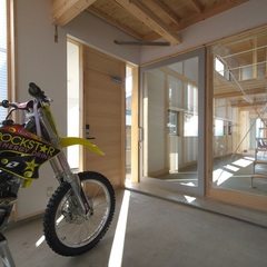 玄関にバイク