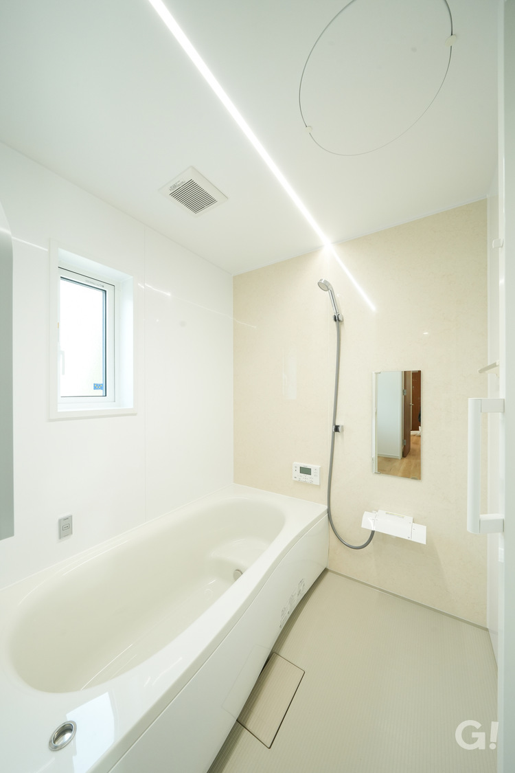 ライン状の照明がおしゃれな浴室