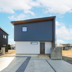 シンプルなツートンカラーの外観