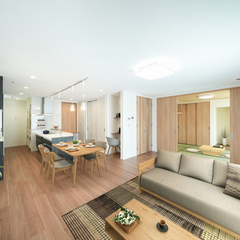 壁に囲まれたカウンターがあるナチュラルなLDK