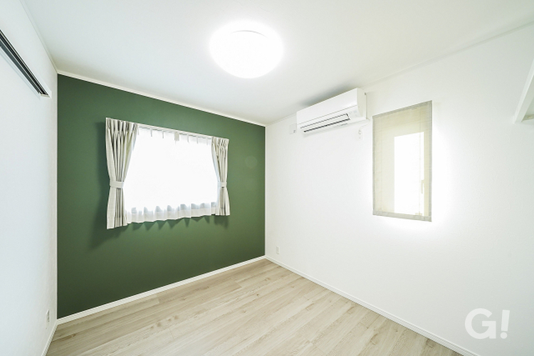 《グリーンの壁紙》と《ホワイトオークの床》が決め手のシンプルナチュラルな寝室