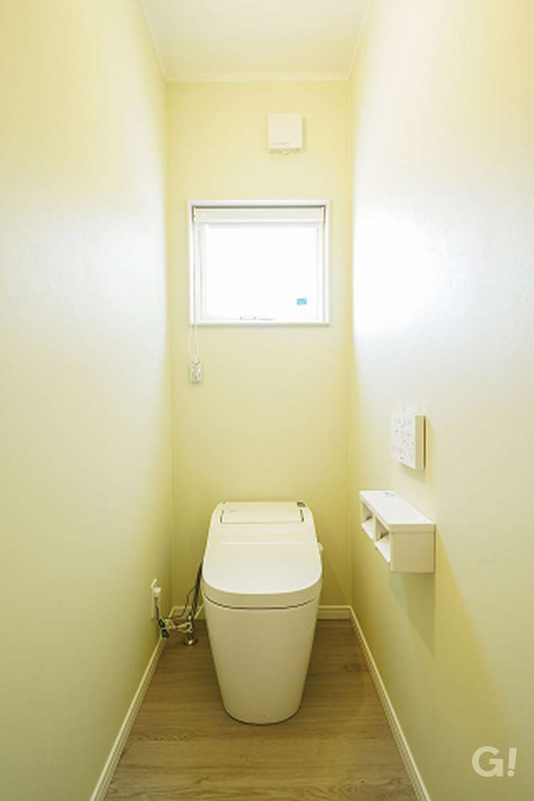 黄色・イエロー系デザインクロスで仕上げた高見えデザインのトイレ