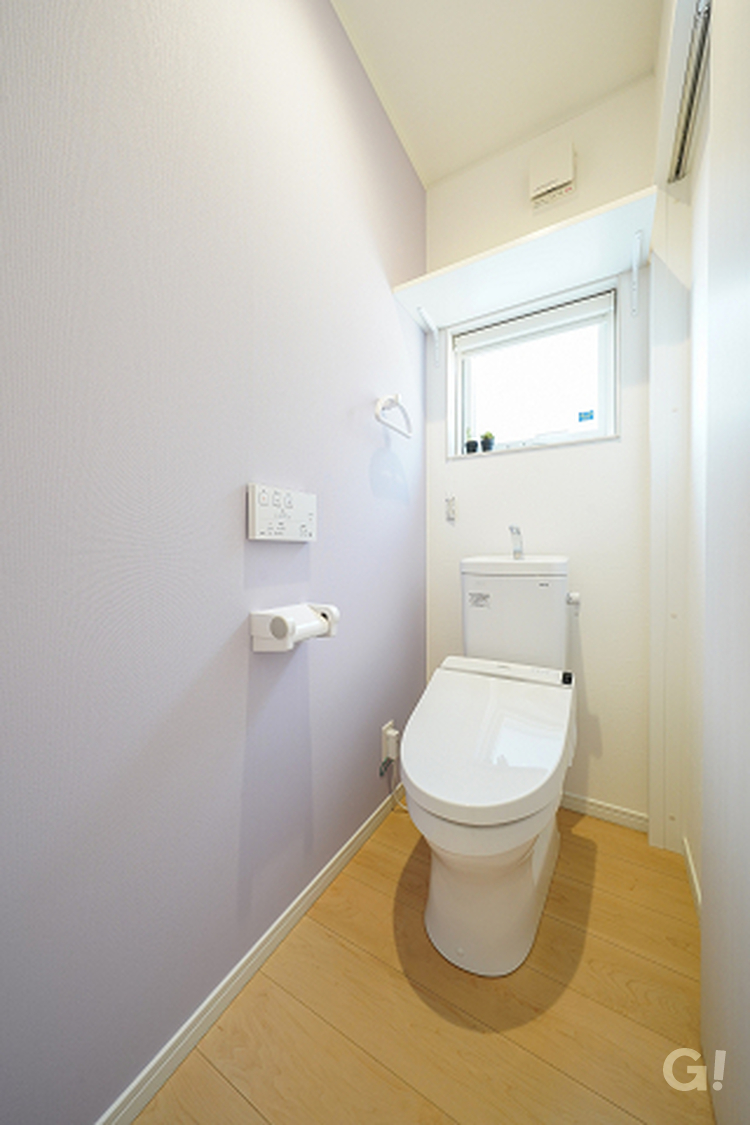 ピンク・ラベンダー系デザインクロスで仕上げた高見えデザインのトイレ