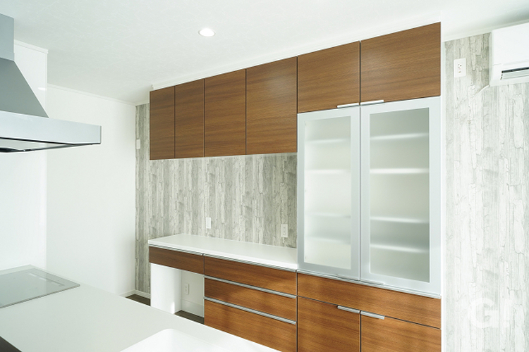 木目調で統一された食器棚とデザインクロスが特徴のキッチン背面収納