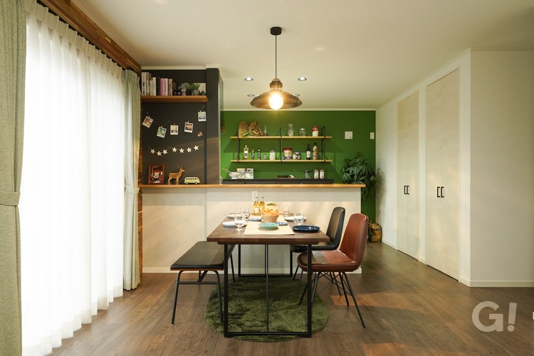 グリーンのクロスが深みのあるLDK