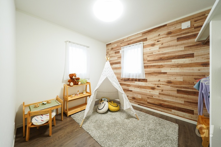 木目調のクロスがおしゃれな子ども部屋