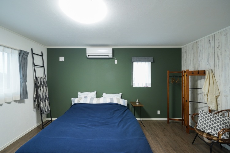 落ち着きのあるグリーンの主寝室