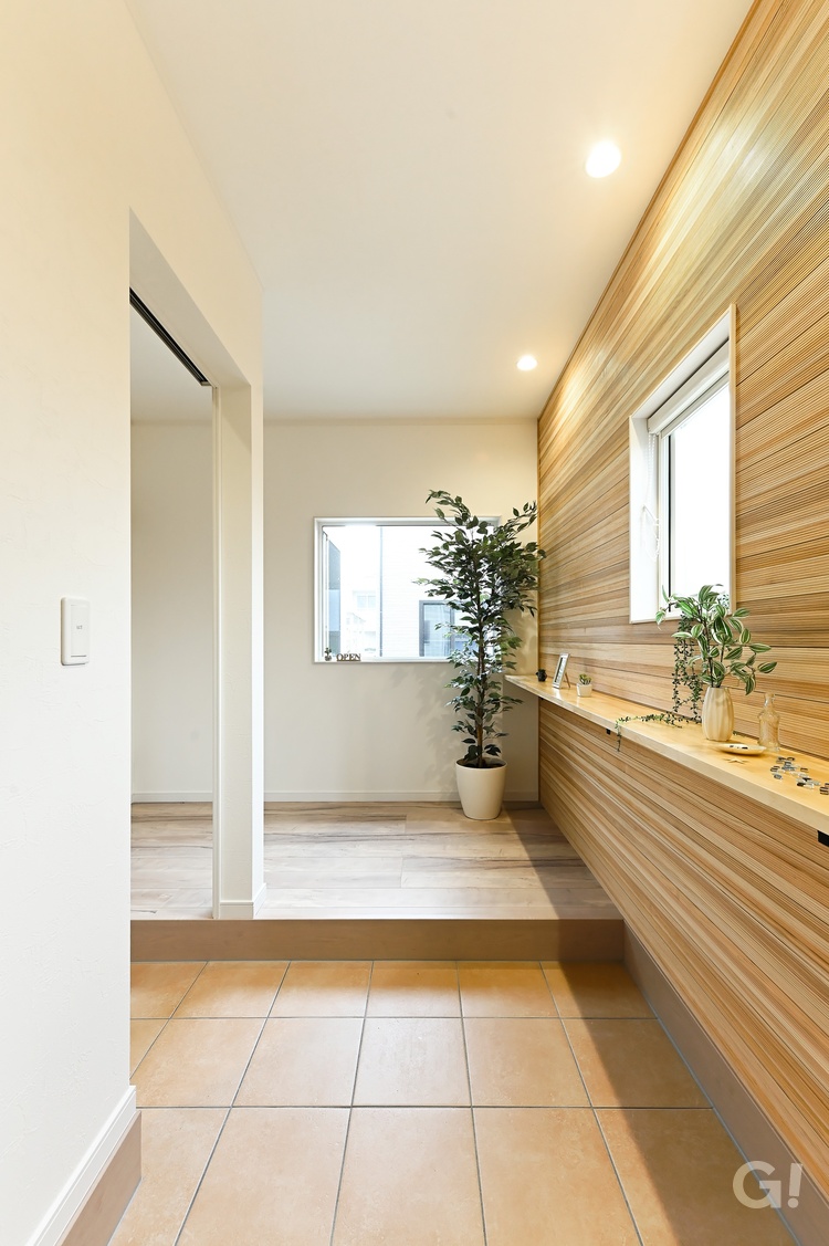 カウンター付きのナチュラルな玄関