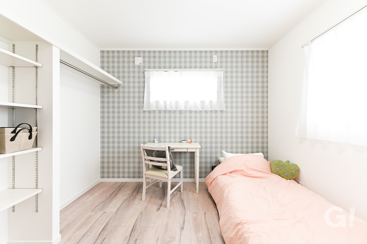 チェック柄のクロスがかわいい子ども部屋