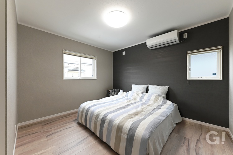 グレー基調で落ち着きのある主寝室