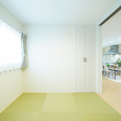 子育て家族にピッタリ♪　琉球畳で心安らぐリビングに隣接する和室