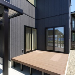 防草対策ばっちりでストレスフリーなウッドデッキ