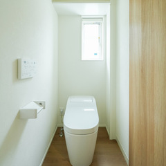 シンプルで明るさのあるトイレ