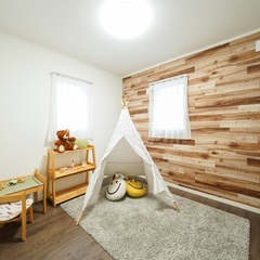 木目調のクロスがおしゃれな子ども部屋