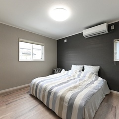 グレー基調で落ち着きのある主寝室