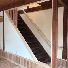 和モダンな無垢材を使用した昔ながらの階段は高知県香南市の岩城建築設計事務所にお任せください！