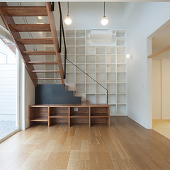 階段周辺のデッドスペースの収納で家のスペースを快適に。