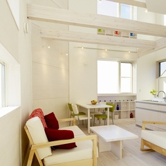 山際建設より白を基調とした狭小デザイン住宅でのＬＤＫ