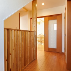 川口市・山際建設より天然無垢素材の床と柱