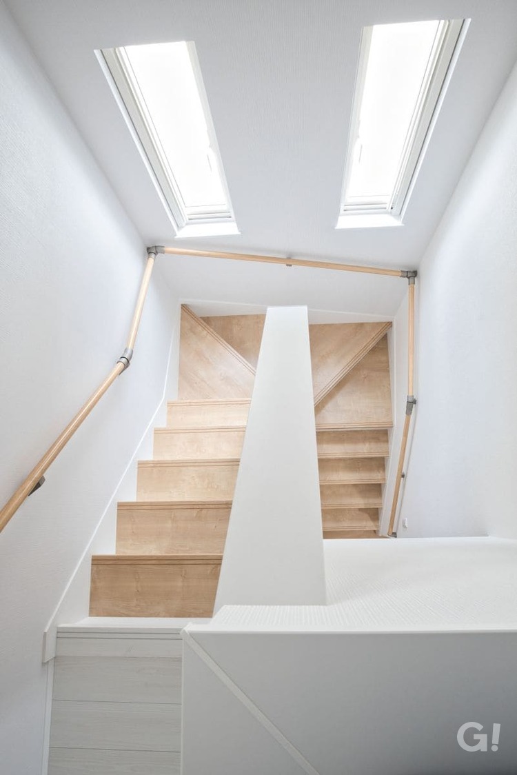 ダイナミックな吹き抜けが自慢の明るく快適な階段ホールの写真