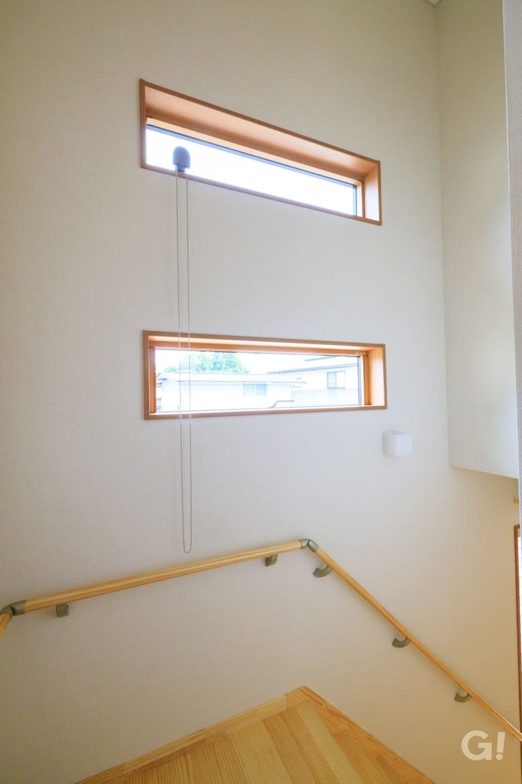 注文住宅の２連の横長窓がオシャレに演出する明るく快適な吹き抜け階段