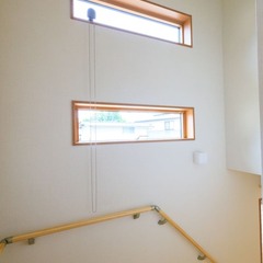 注文住宅の２連の横長窓がオシャレに演出する明るく快適な吹き抜け階段