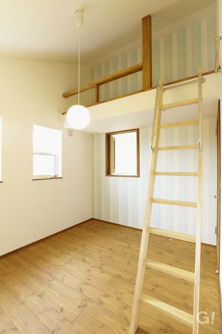 『木の贅沢な香りに包まれ快適空間広がる北欧スタイルの子供部屋』の写真