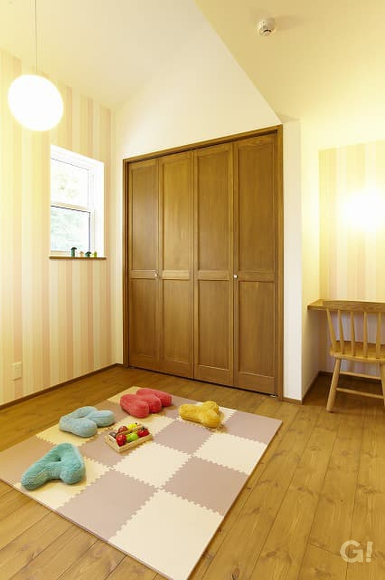 可愛らしいクロスにホッと癒され高品質木材の良さ伝わる北欧スタイルの子供部屋