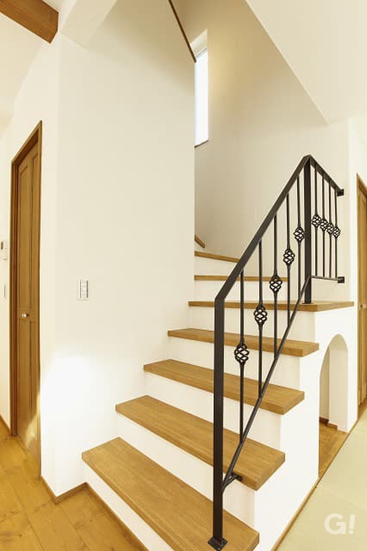 アイアン手すりデザインが可愛らしい落ち着きのあるナチュラルな階段